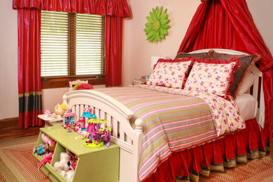 Ejemplo de dormitorio clásico con paredes rosas y suelo de madera en tonos medios