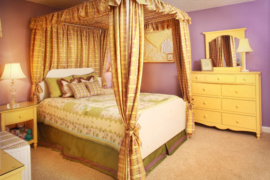 Cette photo montre une chambre avec moquette chic avec un mur violet.