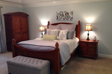 Diseño de dormitorio principal tradicional de tamaño medio sin chimenea con paredes azules y moqueta
