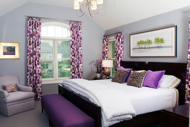 クリーブランドにある広いトランジショナルスタイルのおしゃれな客用寝室 (グレーの壁、カーペット敷き)