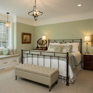 Foto de dormitorio principal, de estilo americano, grande, sin chimenea, con paredes verdes, moqueta y suelo beige