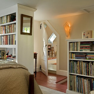 Cette image montre une chambre traditionnelle avec un mur beige et un sol rouge.