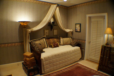 マイアミにある中くらいなヴィクトリアン調のおしゃれな客用寝室 (ベージュの壁、カーペット敷き、暖炉なし、白い床) のインテリア