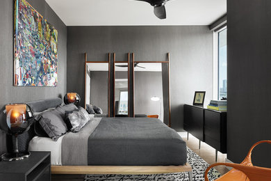 オースティンにある中くらいなコンテンポラリースタイルのおしゃれな寝室 (グレーの壁、淡色無垢フローリング、暖炉なし) のレイアウト