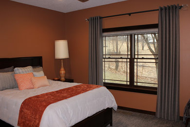 他の地域にある中くらいなトランジショナルスタイルのおしゃれな主寝室 (茶色い壁、カーペット敷き、茶色い床、グレーとブラウン) のインテリア