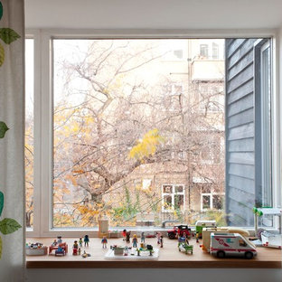 Foto de dormitorio pequeño, sin chimenea, con paredes blancas, moqueta y suelo verde