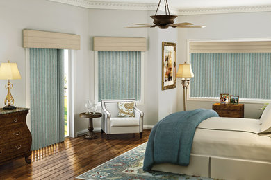 フェニックスにある広いトラディショナルスタイルのおしゃれな主寝室 (グレーの壁、無垢フローリング)