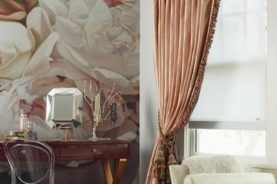 シャーロットにある中くらいなシャビーシック調のおしゃれな主寝室 (白い壁、茶色い床)