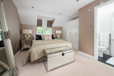 Modelo de dormitorio principal actual de tamaño medio con paredes beige, moqueta y suelo beige