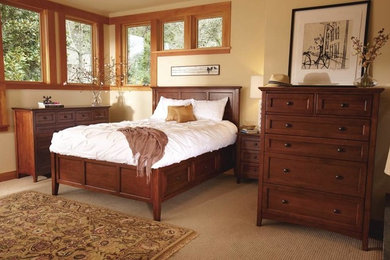 Imagen de dormitorio principal clásico de tamaño medio con paredes beige y moqueta