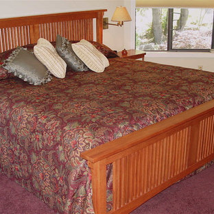 Modelo de dormitorio principal, de estilo americano, de tamaño medio, con paredes beige, moqueta y suelo violeta