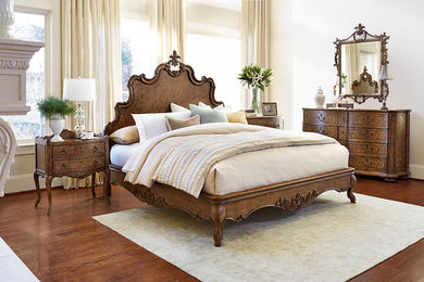 Imagen de dormitorio principal clásico grande sin chimenea con paredes beige, suelo de madera oscura y suelo marrón