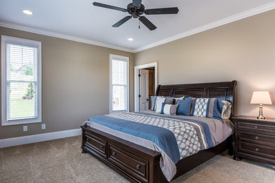 Bedroom - mid-sized traditional master carpeted bedroom idea in Atlanta