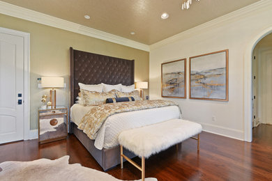 他の地域にある広いトランジショナルスタイルのおしゃれな主寝室 (白い壁、無垢フローリング、茶色い床、クロスの天井、壁紙) のレイアウト