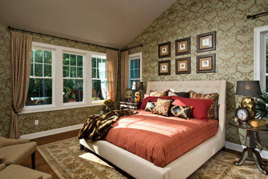 Modelo de dormitorio principal clásico de tamaño medio con paredes multicolor y suelo de madera en tonos medios