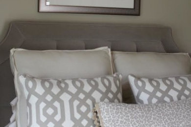 Imagen de habitación de invitados clásica renovada de tamaño medio con paredes beige y suelo beige