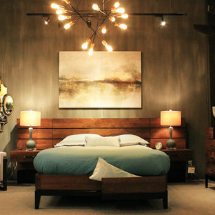 Diseño de dormitorio principal, industrial, grande, sin chimenea, con paredes grises, suelo de cemento y suelo beige