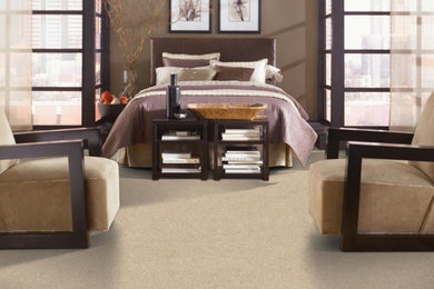 Идея дизайна: хозяйская спальня среднего размера в стиле неоклассика (современная классика) с ковровым покрытием, коричневыми стенами и бежевым полом без камина