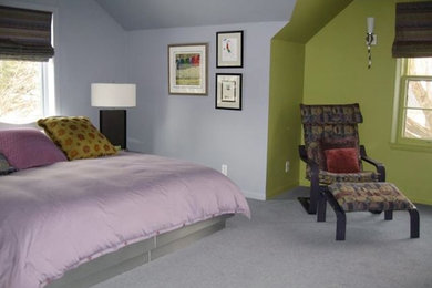 ミルウォーキーにある広いエクレクティックスタイルのおしゃれな主寝室 (緑の壁、カーペット敷き、暖炉なし、グレーの床)