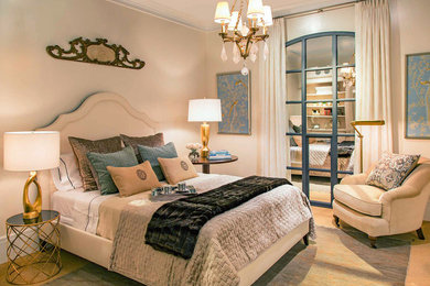 Modelo de dormitorio principal clásico renovado grande sin chimenea con paredes beige, suelo de ladrillo y suelo beige
