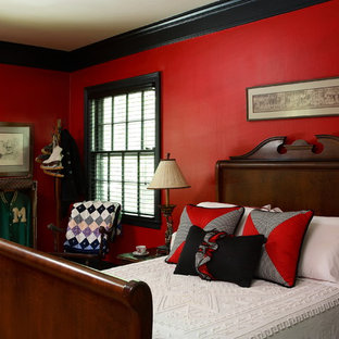 Imagen de habitación de invitados bohemia, grande, sin chimenea, con paredes rojas y suelo de madera en tonos medios