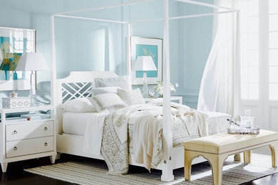 Inspiration för klassiska sovrum, med blå väggar och mörkt trägolv