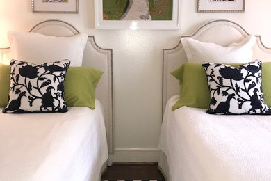 シンシナティにある中くらいなトランジショナルスタイルのおしゃれな客用寝室 (白い壁、カーペット敷き、暖炉なし、マルチカラーの床)