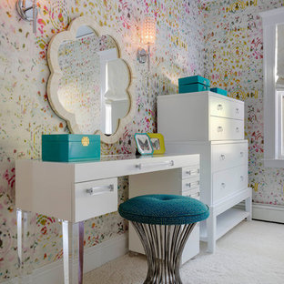 Imagen de dormitorio ecléctico con paredes multicolor y moqueta