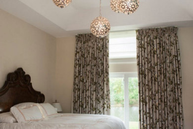 На фото: гостевая спальня среднего размера, (комната для гостей) в классическом стиле с белыми стенами и темным паркетным полом без камина с