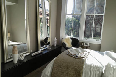 Imagen de habitación de invitados tradicional renovada de tamaño medio con paredes grises