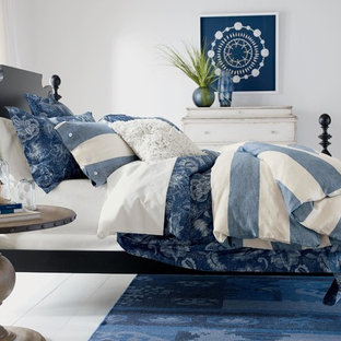 Modelo de habitación de invitados marinera con paredes blancas y suelo de madera pintada