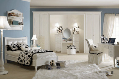 フェニックスにある広いトランジショナルスタイルのおしゃれな客用寝室 (青い壁、淡色無垢フローリング) のレイアウト