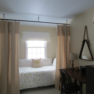 Ejemplo de habitación de invitados urbana, pequeña, con paredes beige y suelo de madera pintada