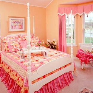 Foto de habitación de invitados tradicional con moqueta y parades naranjas