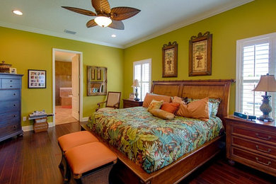 Diseño de dormitorio principal tropical sin chimenea con paredes verdes y moqueta