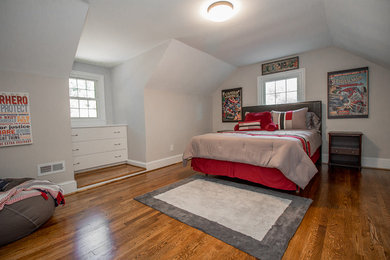 シャーロットにある広いおしゃれな寝室 (グレーの壁、濃色無垢フローリング) のインテリア