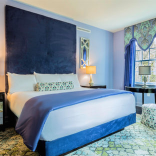 Foto de dormitorio contemporáneo, grande, con paredes azules, moqueta y suelo multicolor