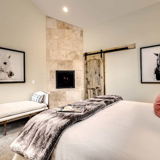 Ejemplo de habitación de invitados rural, de tamaño medio, con paredes beige, moqueta, marco de chimenea de baldosas y/o azulejos y chimenea de esquina