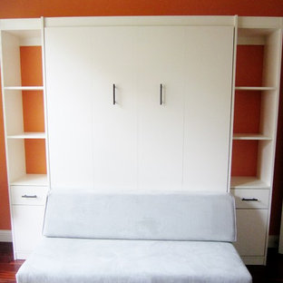 Foto de habitación de invitados actual, pequeña, con parades naranjas y suelo de madera oscura