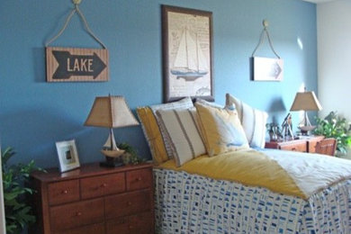 ニューヨークにある中くらいなビーチスタイルのおしゃれな客用寝室 (青い壁、カーペット敷き)
