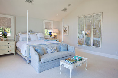 На фото: огромная хозяйская спальня в классическом стиле с серыми стенами, ковровым покрытием и белым полом без камина