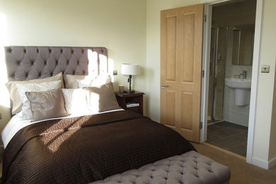 ロンドンにある広いコンテンポラリースタイルのおしゃれな主寝室 (白い壁、カーペット敷き、茶色い床) のレイアウト
