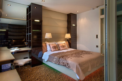 ウエストミッドランズにあるトランジショナルスタイルのおしゃれな寝室のレイアウト