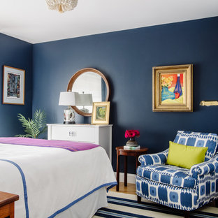 Ejemplo de habitación de invitados clásica renovada, pequeña, con paredes azules, suelo de madera clara y suelo marrón