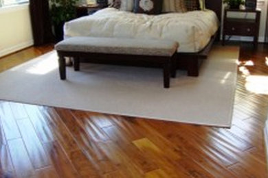 Foto de dormitorio principal de tamaño medio sin chimenea con paredes beige y suelo de madera en tonos medios
