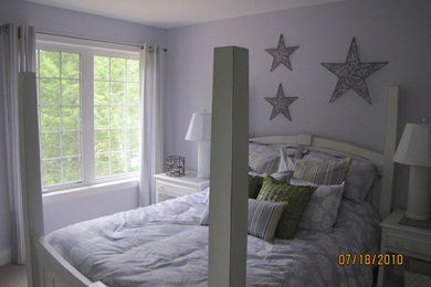 Inspiration for a mid-sized rustic guest carpeted bedroom remodel in Toronto with purple walls