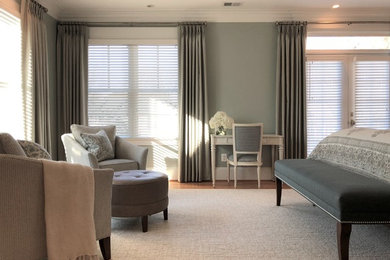 ワシントンD.C.にある広いトラディショナルスタイルのおしゃれな主寝室 (青い壁、無垢フローリング、茶色い床)