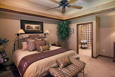 インディアナポリスにある中くらいなトラディショナルスタイルのおしゃれな主寝室 (ベージュの壁、カーペット敷き、暖炉なし、ベージュの床) のインテリア
