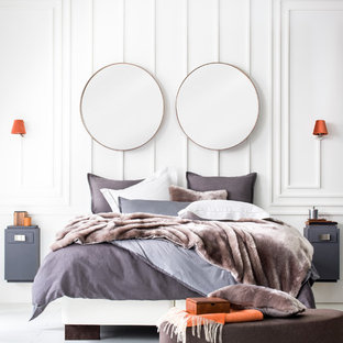 Mittelgroßes Modernes Hauptschlafzimmer mit weißer Wandfarbe, Vinylboden und weißem Boden in New York