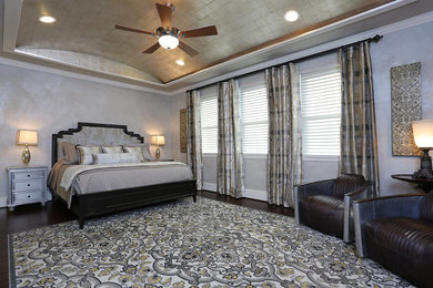 Ejemplo de dormitorio principal romántico grande con paredes grises y suelo de madera oscura